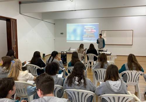 Socializando leituras com o Alfa 8
