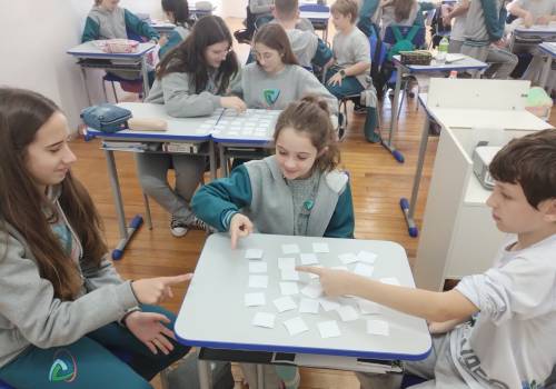 Alfa 6, na aula de Bilíngue, estuda conceitos sobre o planeta Terra