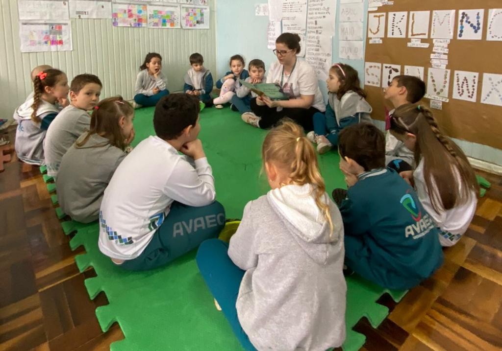 “Ana Lise e o menino de olhos verdes” - Projeto “A Hora do eu”