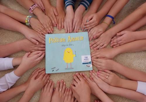 Explorando a história "Pássaro Amarelo" com o Alfa 1