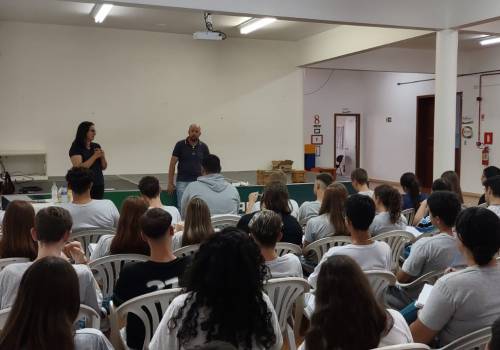Palestra sobre abelhas sem ferrão