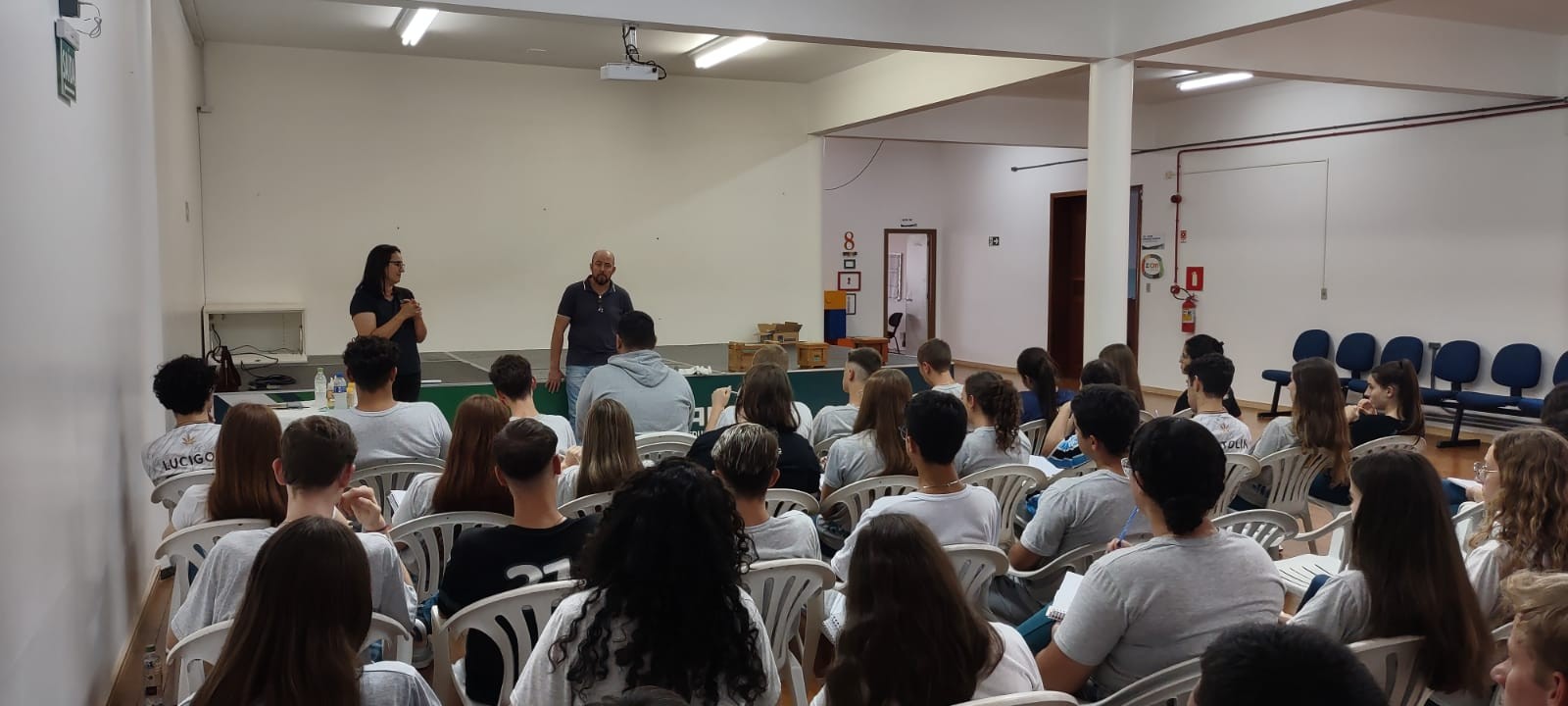 Palestra sobre abelhas sem ferrão