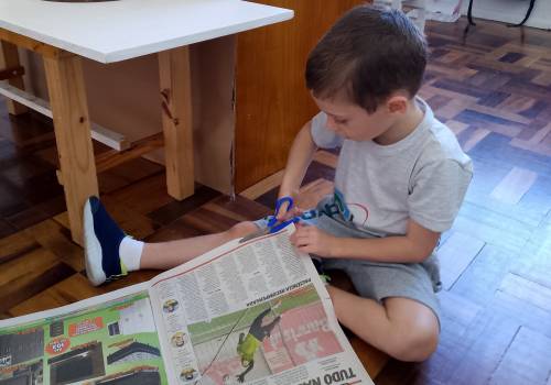 Uma folha de jornal e várias brincadeiras!