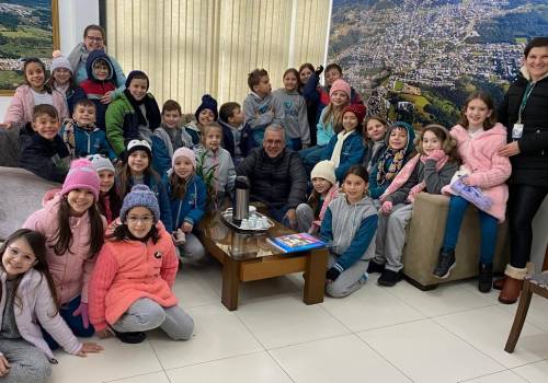 Alunos dos Alfas 3 visitam Prefeitura e Câmara de Vereadores em atividade sobre gestão municipal