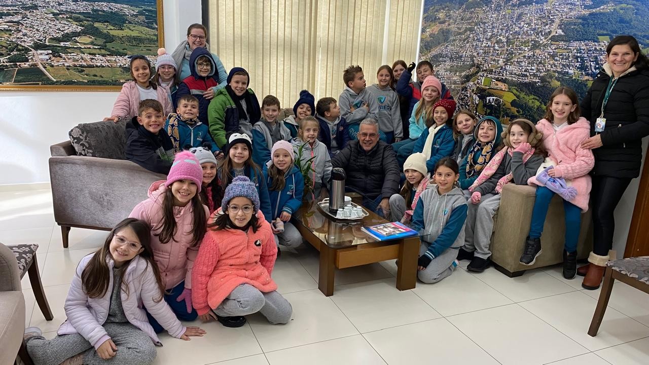 Alunos dos Alfas 3 visitam Prefeitura e Câmara de Vereadores em atividade sobre gestão municipal