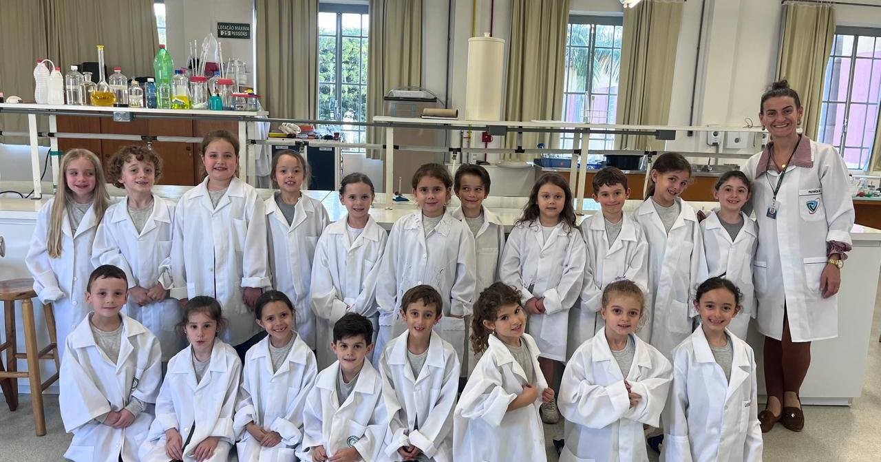 As turmas dos Alfas 1 participaram de uma experiência muito especial no laboratório de Ciências