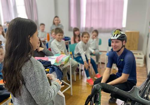 Ciclista Luís Felipe Favretto conversando com os Alfas 2