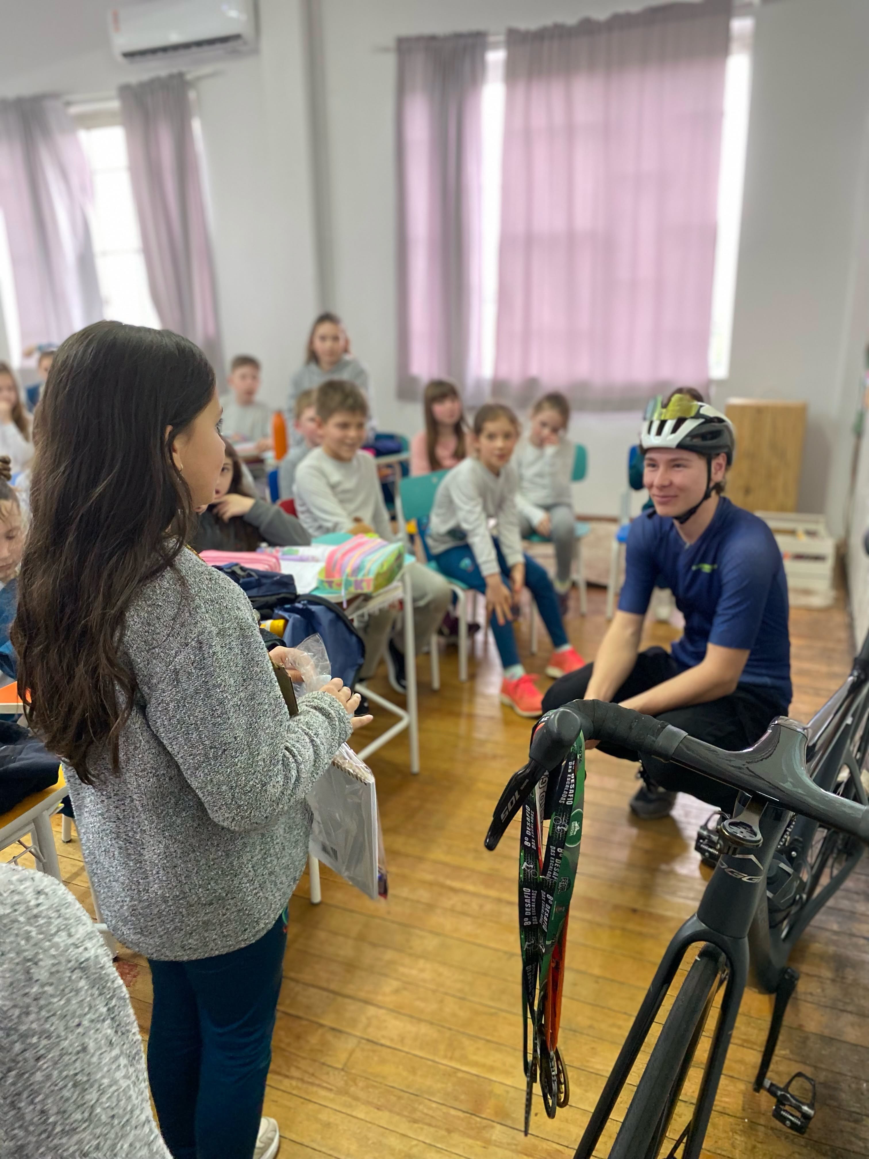 Ciclista Luís Felipe Favretto conversando com os Alfas 2
