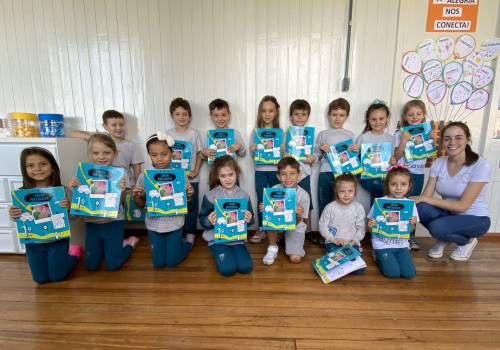 Entrega do Primeiro Livro para os alunos dos Alfas 1