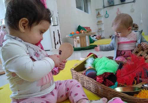 Cesto dos Tesouros: um mundo de descobertas para os bebês do Nível 1